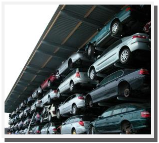 Opslag voor auto's bij demontagebedrijven d.m.v draagarmstellingen. Bij een draagarmstelling buiten met dak staat de auto zelfs droog. Meer auto's per m2 door 4 of 5 hoog weg te zetten of zelfs meer.